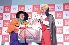 プレゼントを交換するメイプル超合金。