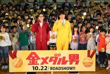 左から木村多江、内村光良。