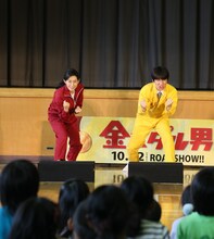 踏み台昇降に挑戦する（左から）木村多江、内村光良。