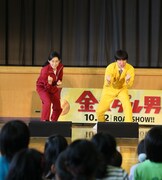 踏み台昇降に挑戦する(左から)木村多江、内村光良。