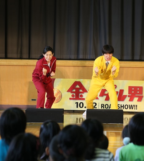 踏み台昇降に挑戦する(左から)木村多江、内村光良。