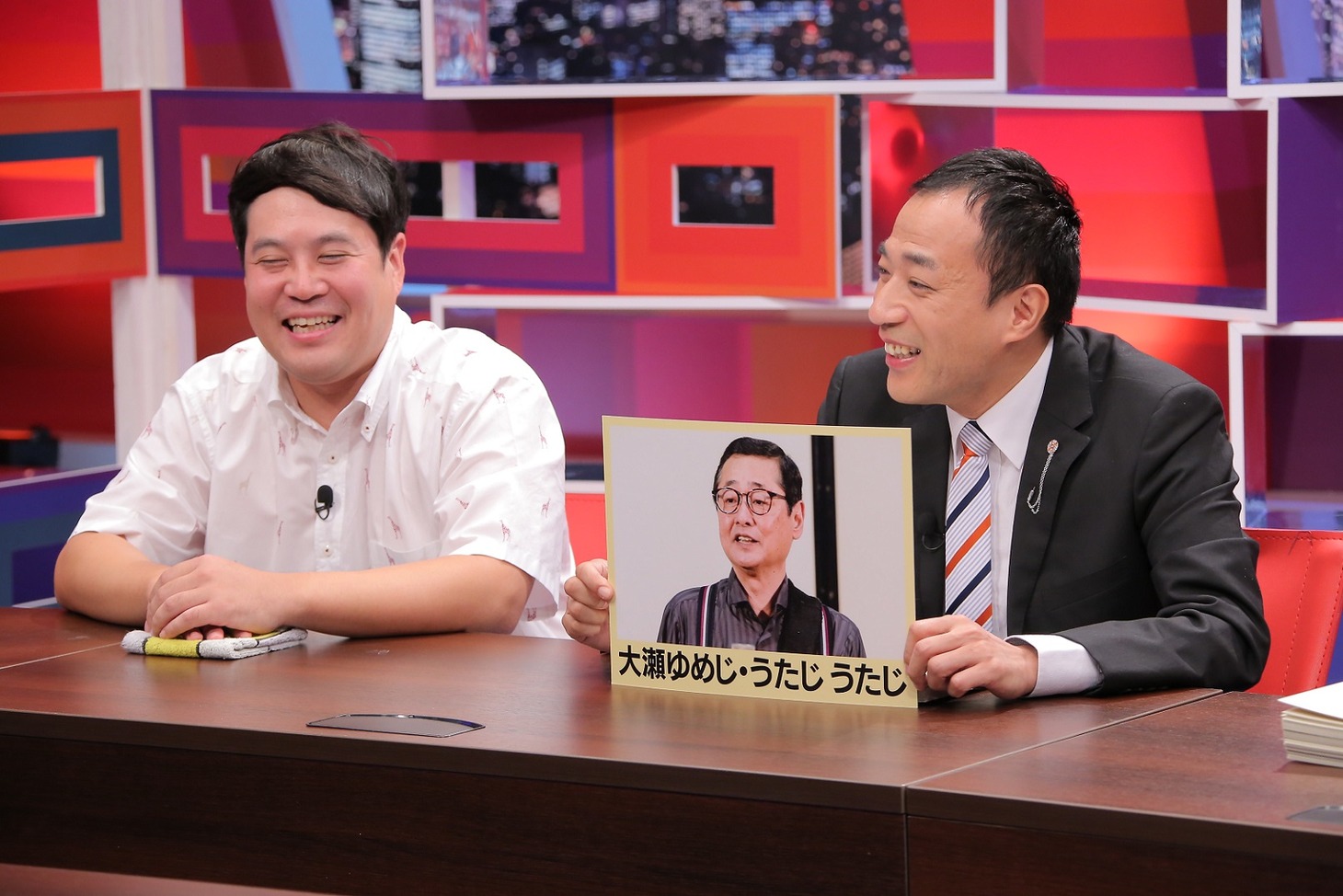 「採用！フリップNEWS」に出演するナイツ塙（右）、タカアンドトシ・タカ（左）。(c)中京テレビ