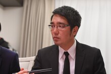 「テッペン！水ドラ!!コック警部の晩餐会」第1話にゲスト出演する、おぎやはぎ小木。(c)TBS