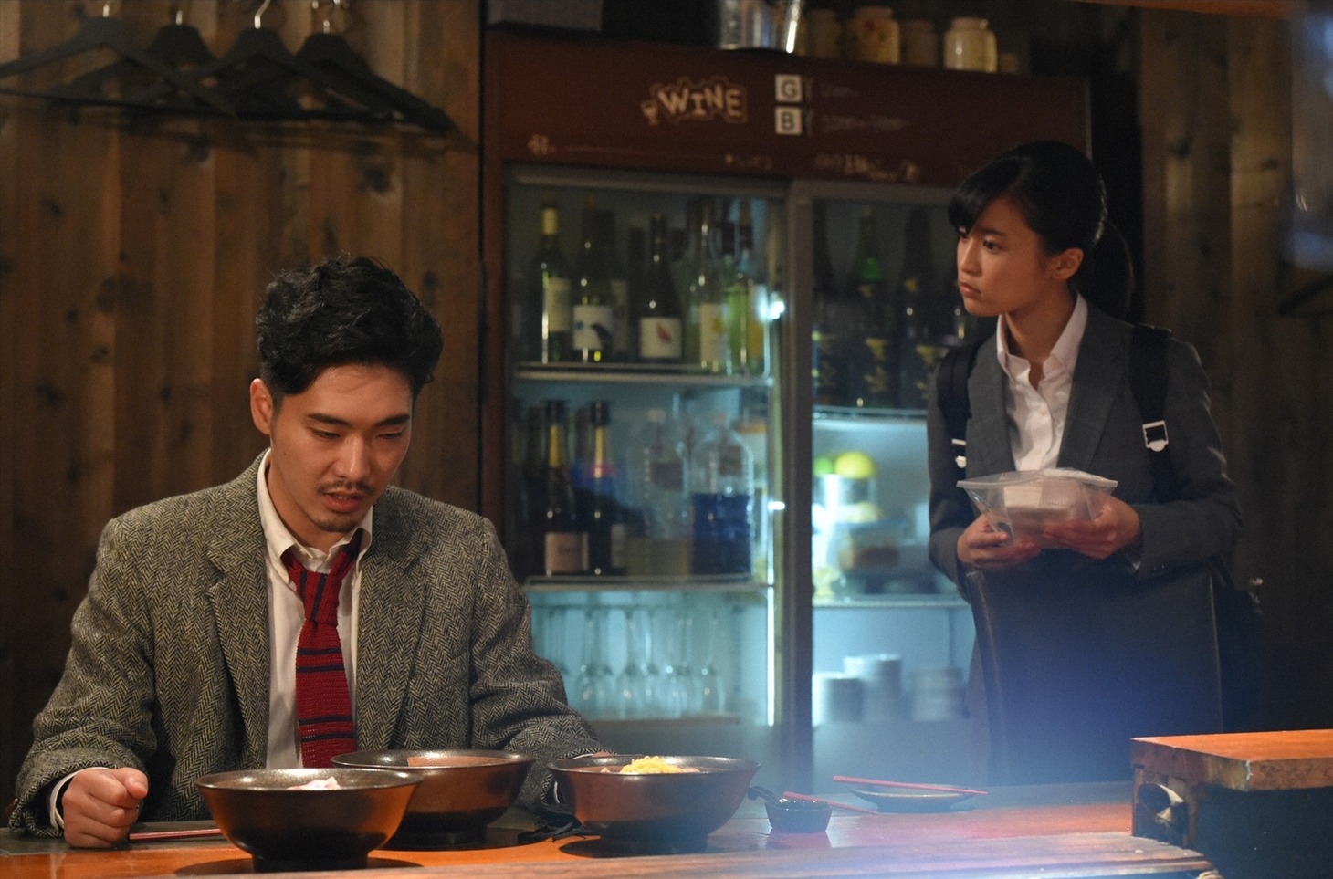 「テッペン！水ドラ!!コック警部の晩餐会」に出演する（左から）柄本佑、小島瑠璃子。(c)TBS