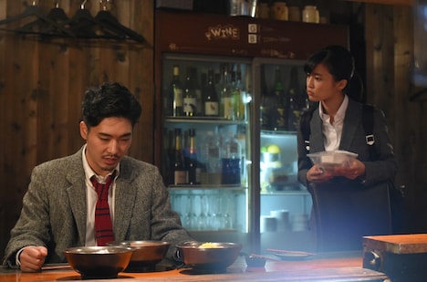 「テッペン！水ドラ!!コック警部の晩餐会」に出演する（左から）柄本佑、小島瑠璃子。(c)TBS