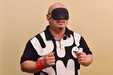 アイマスクを装着する安田大サーカス・クロちゃん。