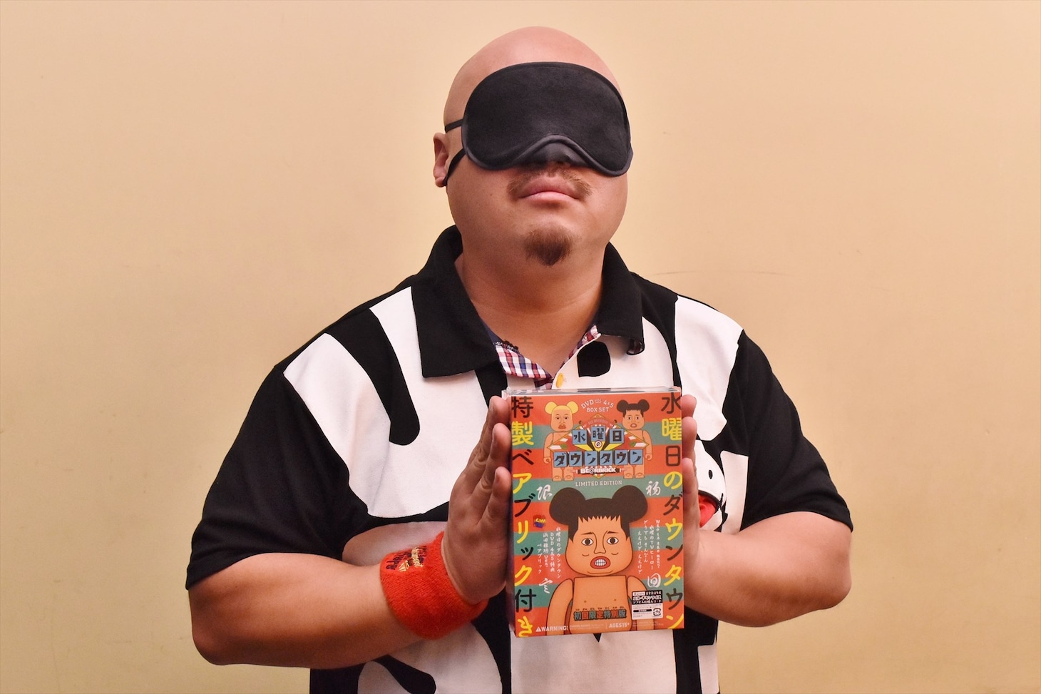 アイマスクを装着してDVD「水曜日のダウンタウン」をアピールする安田大サーカス・クロちゃん。
