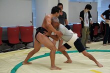 両國宏の胸を借りて練習中の大竹まこと。