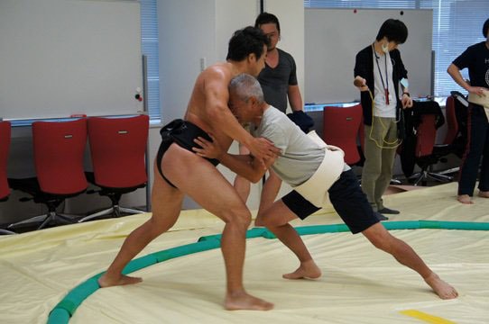 両國宏の胸を借りて練習中の大竹まこと。