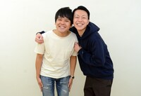 「若手漫才師らしいポーズを」というリクエストに応えるジソンシン。