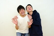 「若手漫才師らしいポーズを」というリクエストに応えるジソンシン。