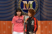 漫才でトークテーマを発表する尼神インター。(c)読売テレビ