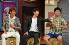 左からマイケル富岡、ウーマンラッシュアワー。(c)読売テレビ