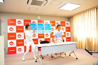 7月に行われた会見の様子。