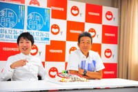 7月に行われた会見の様子。