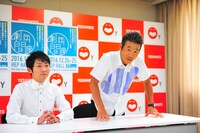 7月に行われた会見の様子。