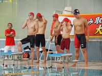 「よしもとスポーツバトル 芸人vs最強アスリート 真剣勝負で大金星!?SP」で水泳対決に臨む芸人たち。(c)関西テレビ