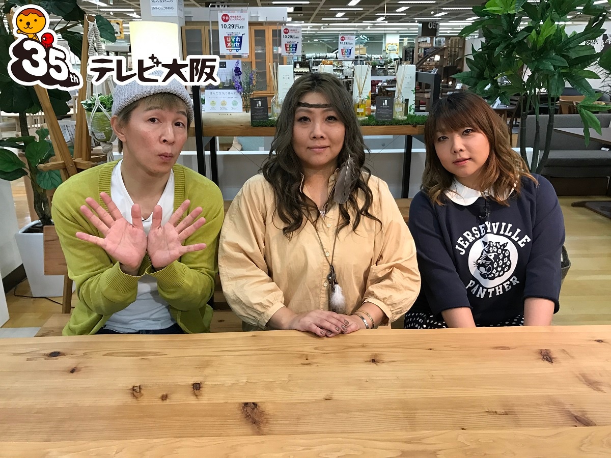 左から水玉れっぷう隊アキ、海原やすよ ともこ。(c)テレビ大阪