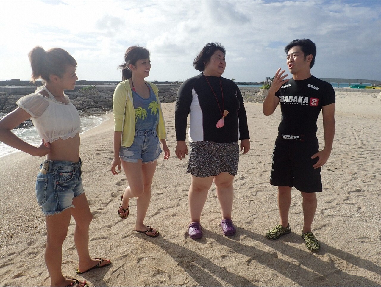 安藤なつがマリンスポーツ挑戦、ドランク鈴木と沖縄旅