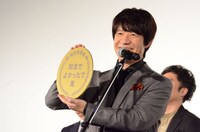 主演の知念侑李に「知念でよかったで賞」を授与する内村光良。