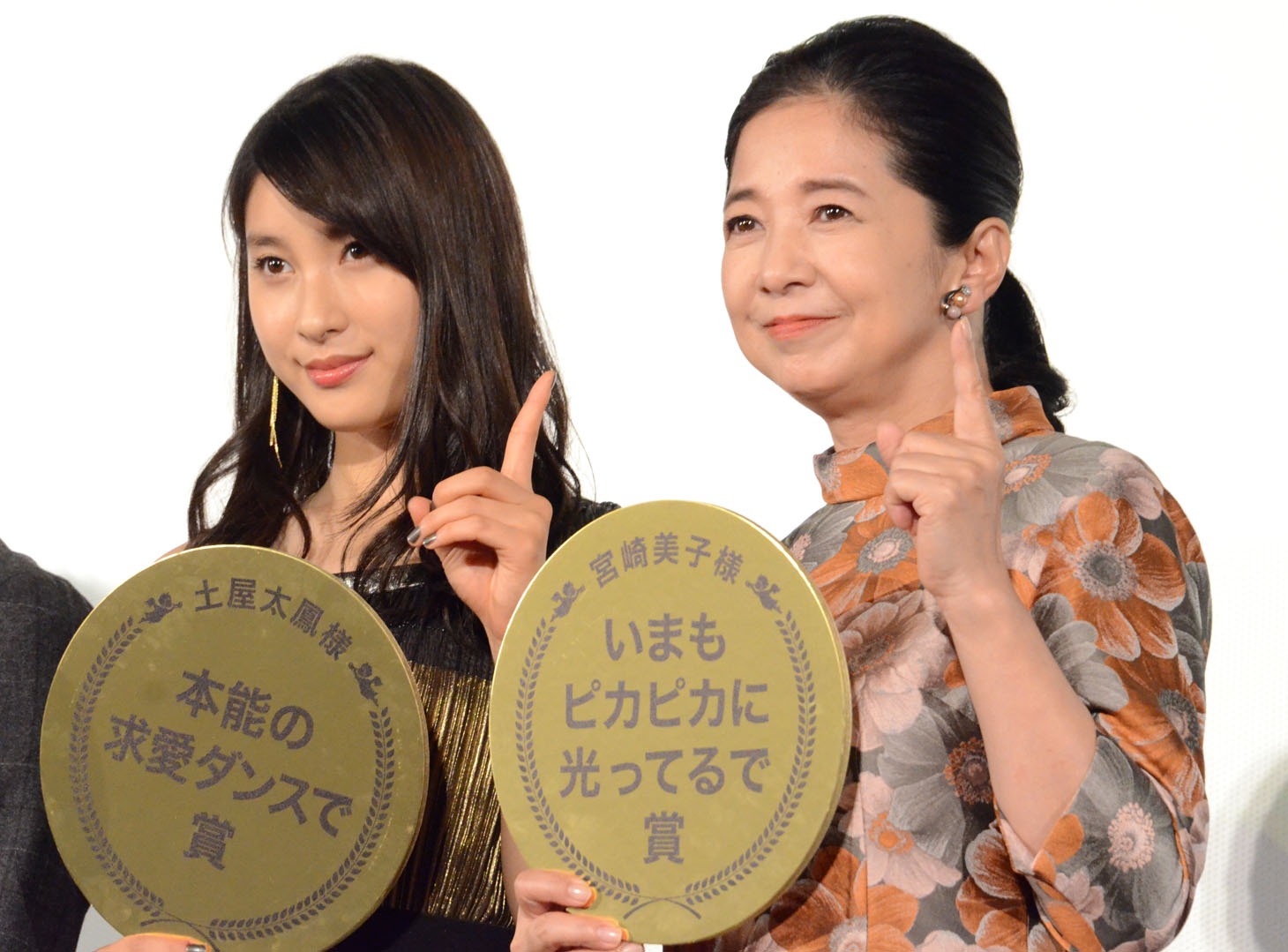 左から土屋太鳳、宮崎美子。