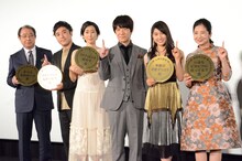 「金メダル男」初日舞台挨拶に登壇した平泉成、ムロツヨシ、木村多江、内村光良、土屋太鳳、宮崎美子（左から）。