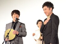 何の賞をもらえるか、ドキドキしながら待つムロツヨシ（右）。