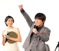 知念に尊敬されて喜ぶ内村光良。