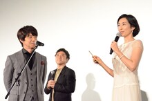 「コメディエンヌ誕生で賞」を受け取った木村多江（右）。