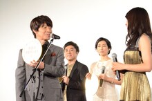 土屋太鳳（右）に「本能の求愛ダンスで賞」を贈る内村光良（左）。