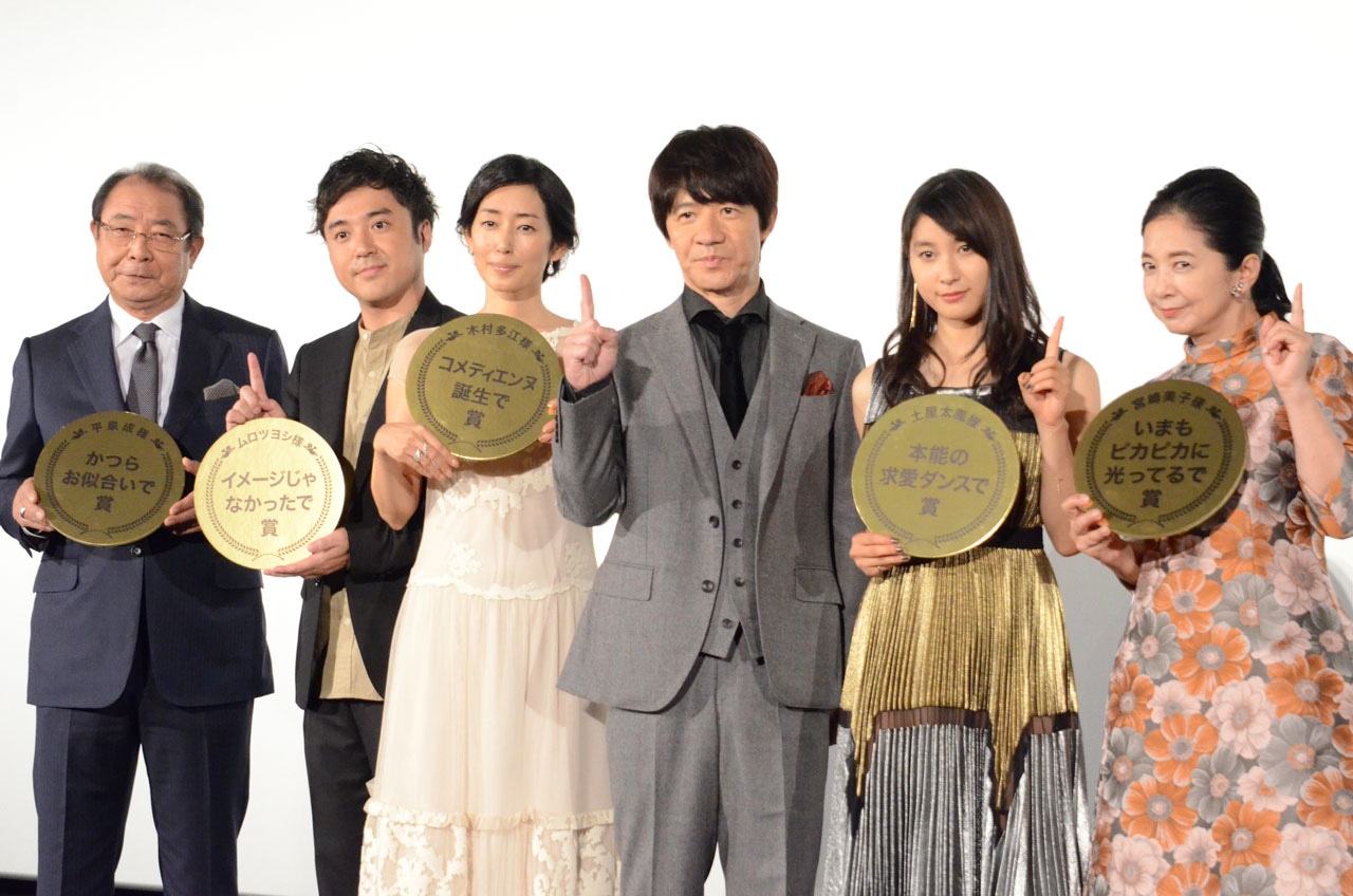 「金メダル男」初日舞台挨拶の様子。左から平泉成、ムロツヨシ、木村多江、内村光良、土屋太鳳、宮崎美子。