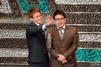 観客に手を振る亜生（左）。