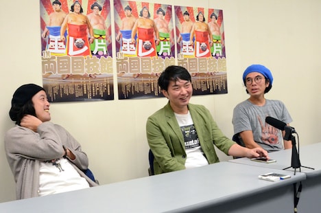 会見中の様子。