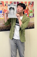 お相手のイラストを持つエレキコミック今立。イラストは浅野いにおによるもの。