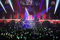 全出演者による「PERFECT HUMAN」のパフォ―マンスの様子。