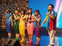 ドランクドラゴン塚地（右）と、たこやきレインボー。(c)関西テレビ