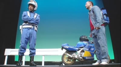 DVD「バイきんぐ単独ライブ『ハート』」内のコント「スピード違反」のワンシーン。