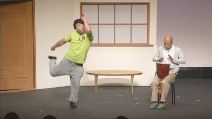 DVD「バイきんぐ単独ライブ『ハート』」のワンシーン。
