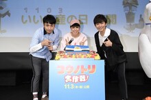 左からアンジャッシュ児嶋、AI、アンジャッシュ渡部。