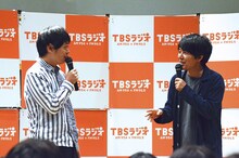 イベントでトークを繰り広げるうしろシティ。