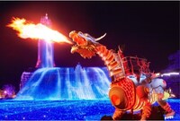 「光の王国」に展示される「光のドラゴンロボット」。