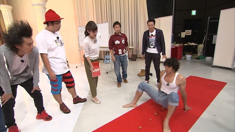 「30秒間で何個のクルミをお尻で割れるか」に挑戦する品川庄司・庄司。(c)MBS