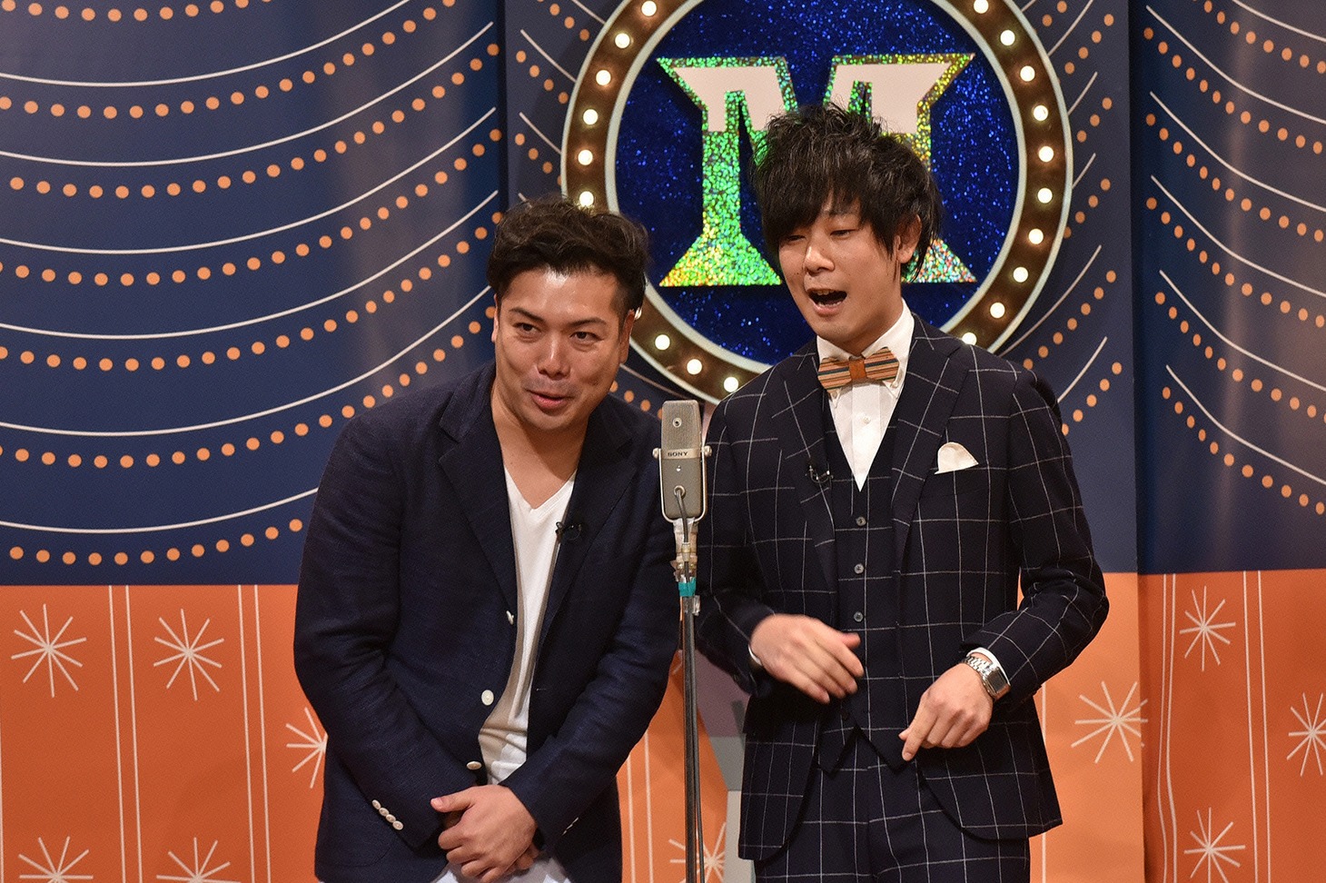 漫才でトークテーマを発表するマルセイユ。(c)読売テレビ