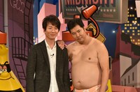 左から新子景視、とにかく明るい安村。