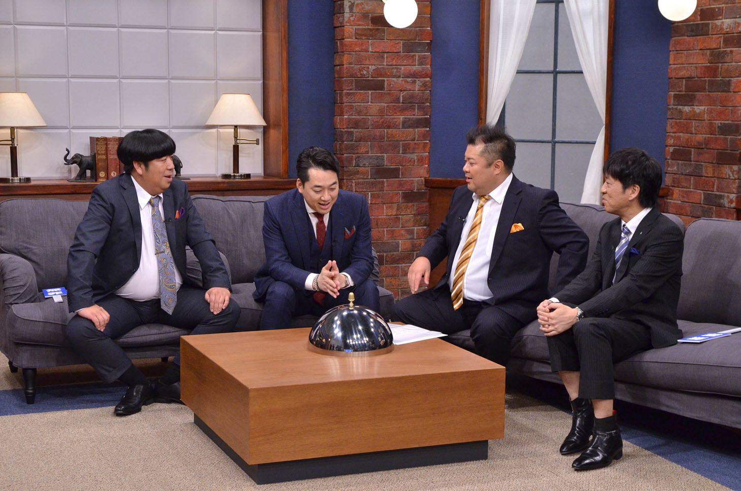 「バナナブラマヨの新しい法律を作る会」の収録中の様子。(c)MBS