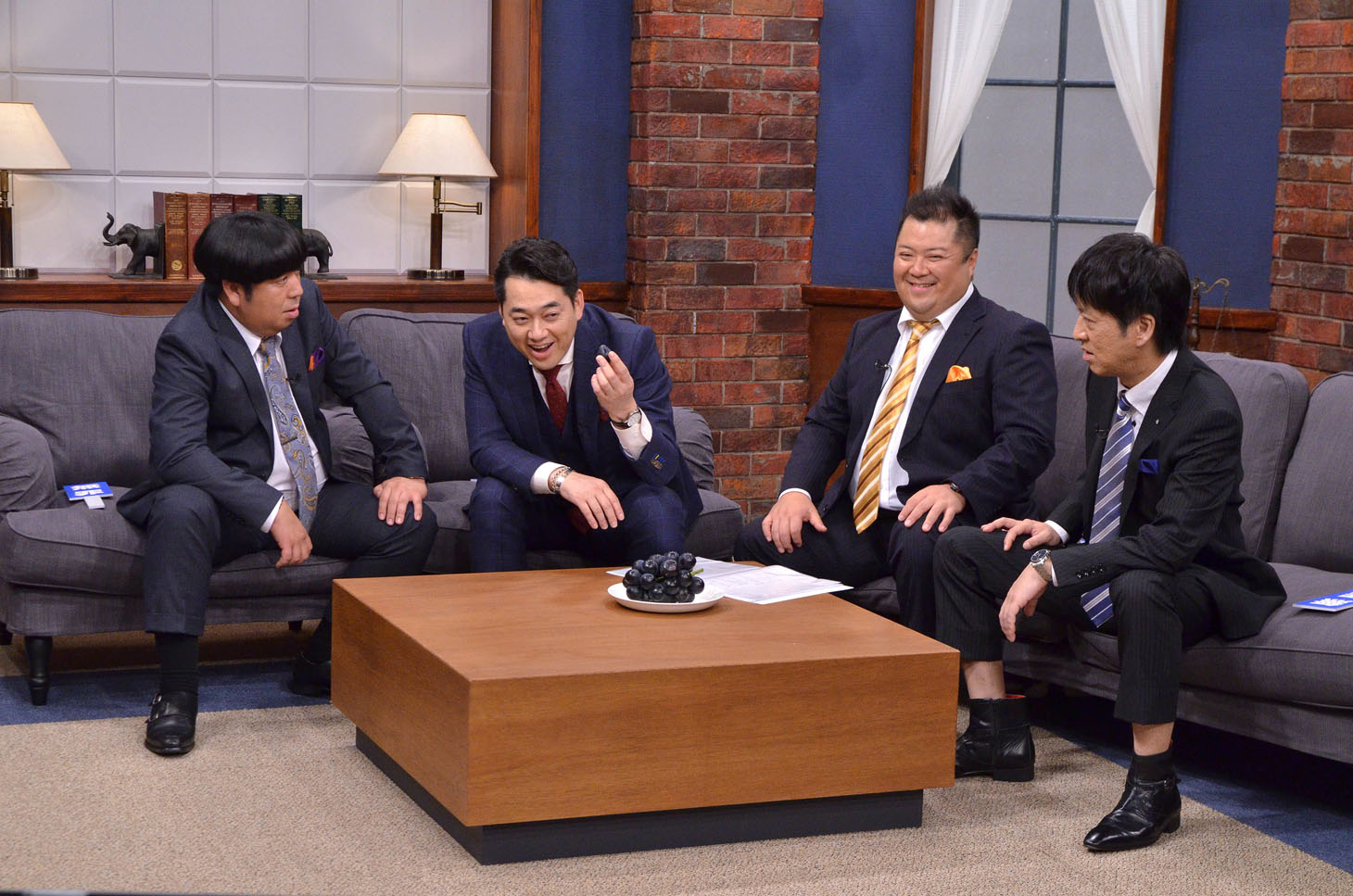 ナガノパープルを紹介するバナナマン設楽（左から2人目）。(c)MBS