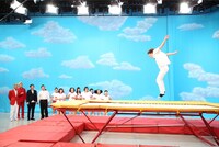 ロンドンブーツ1号2号・田村淳がトランポリンに挑戦している場面。(c)テレビ朝日