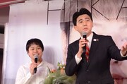 安倍晋三首相に扮して経済効果を語るビスケッティ佐竹（右）。