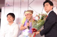 左からNON STYLE井上、りゅうちぇる、安倍晋三首相に扮するビスケッティ佐竹。