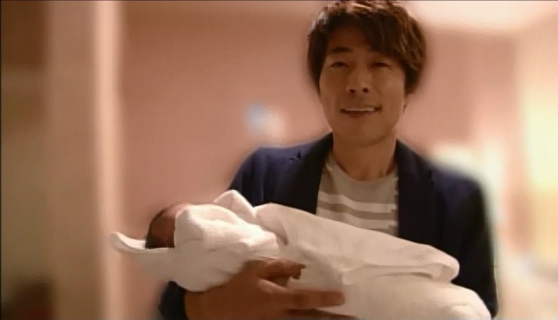 我が子を抱くロンドンブーツ1号2号・田村淳。(c)テレビ朝日